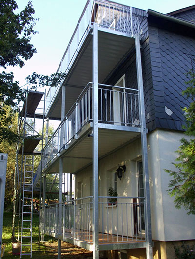 Balkonanlage aus Stahl verzinkt an einem Mietshaus