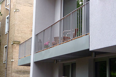 Balkon mit Blechverkleidung