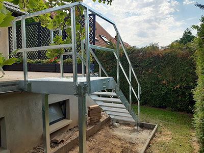 Einfache Gartentreppe an Terrasse
