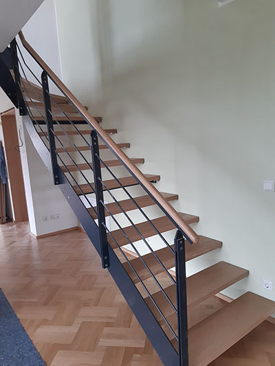 Treppe mit einseitiger Stahlwange