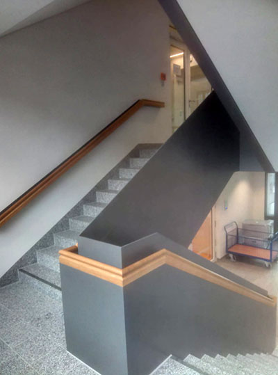 Treppengeländer aus Stahlblech mit Holzhandlauf