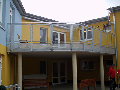 Geländer aus Stahl, verzinkt mit Verglasung, Sonnenterrasse in Wohnpark für altersgerechtes Wohnen