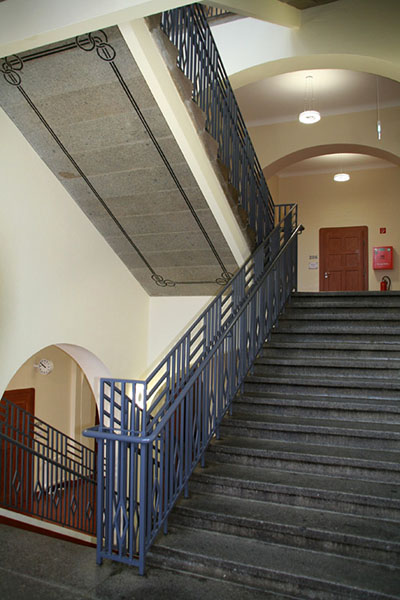 Geländerkonstruktion für Treppenhaus in Schulgebäude, über 3 Etagen