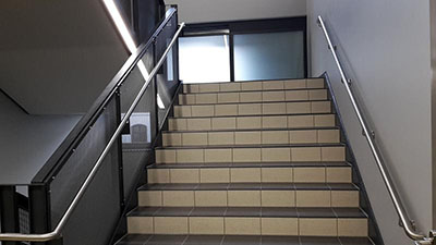 Treppengeländer Schulgebäude