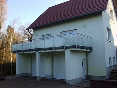 Geländerkonstruktion aus Edelstahl mit Verglasung für Wohnhaus