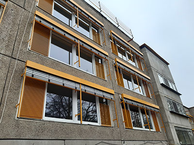 Ertüchtigung Fenster an Kita mit Lüftungsgitter und Geländer